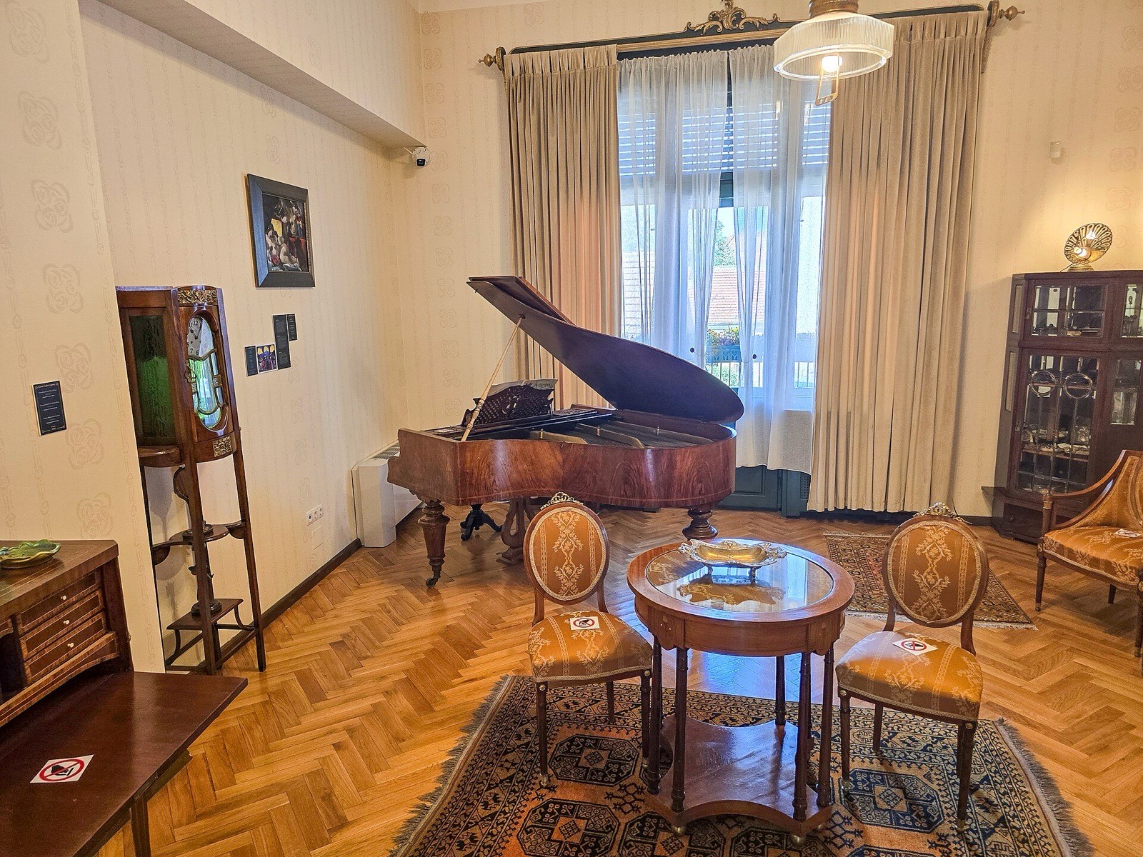 Salon de epocă cu pian