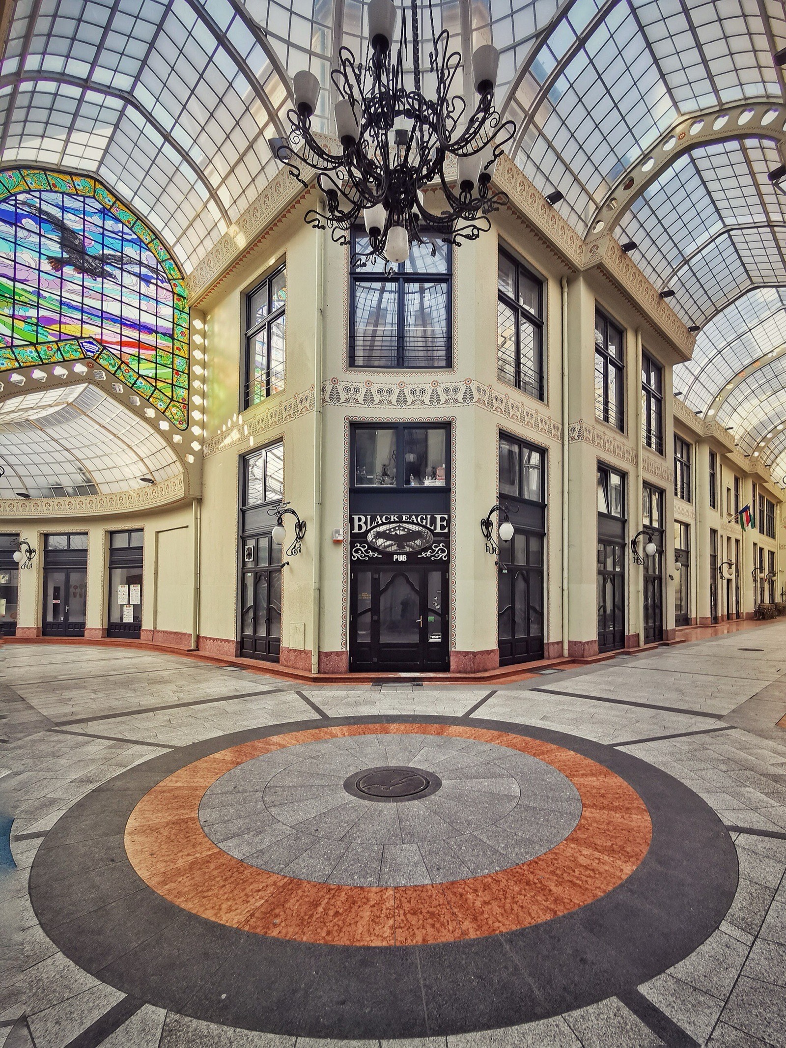Pasajul Vulturul Negru, cu cupola de sticlă și vitraliul cu vulturul