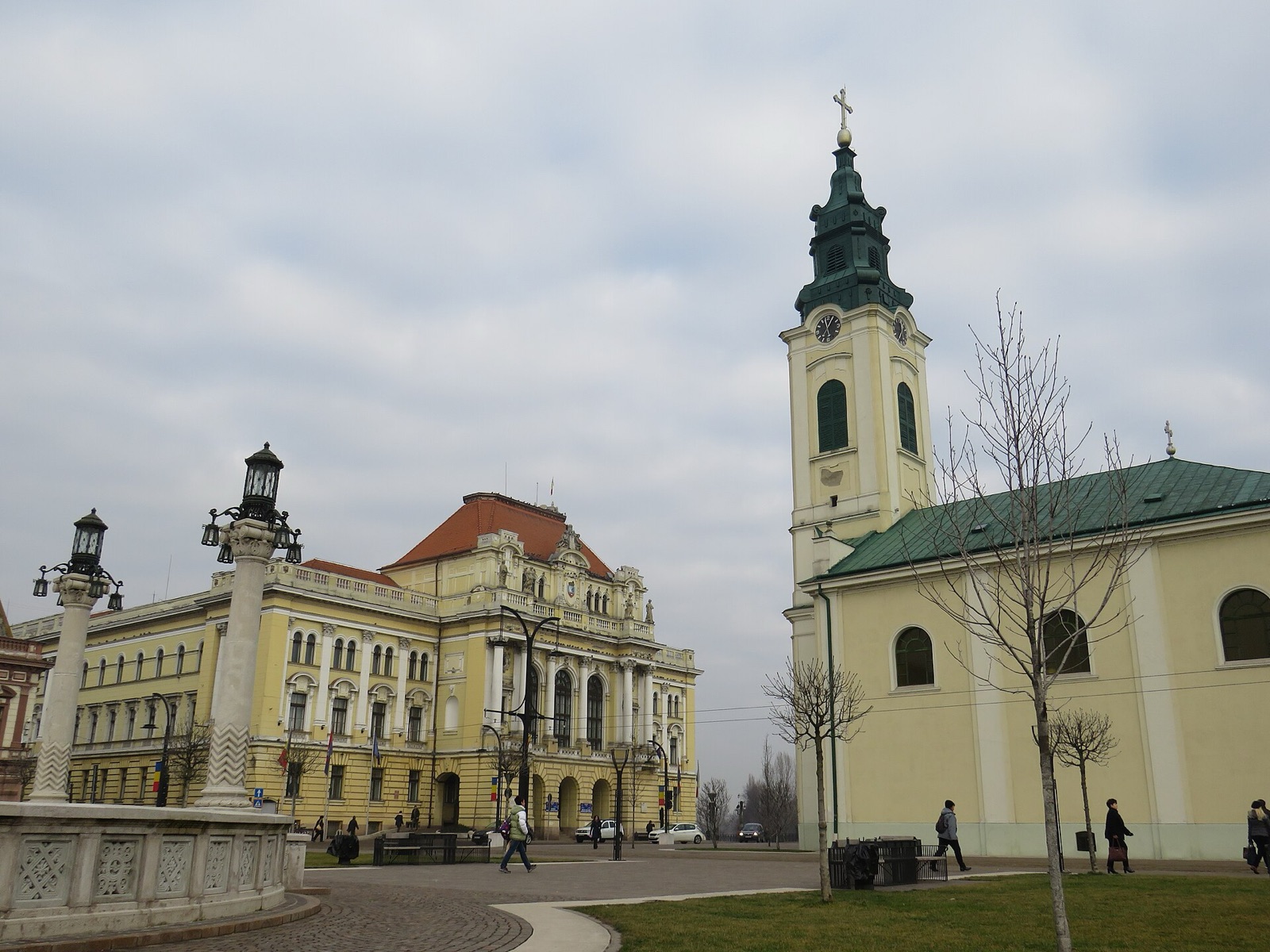 Primăria și biserica Sfântul Ladislau din Piața Unirii