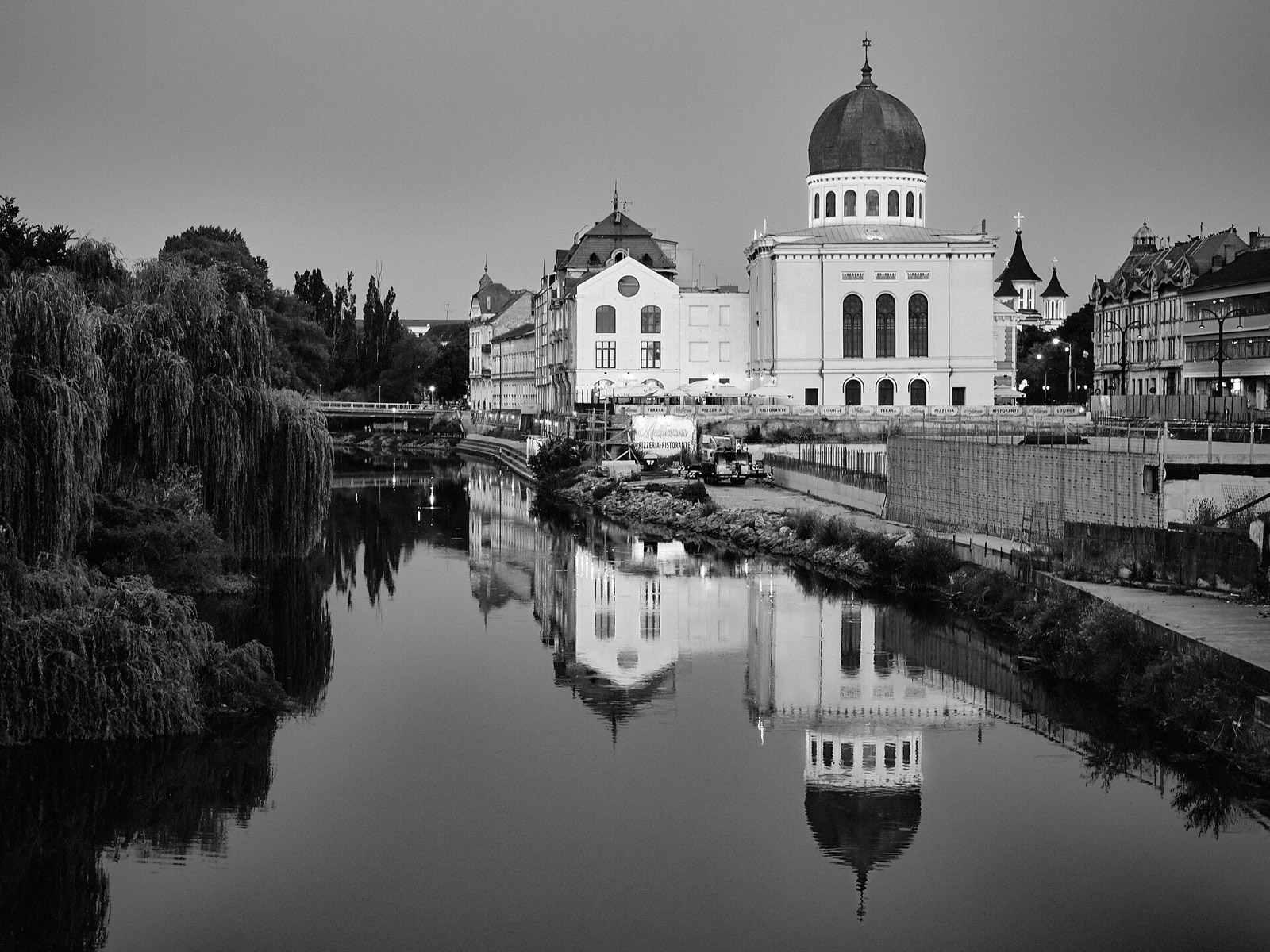 Sinagoga oglindită în Crișul Repede, fotografie alb-negru