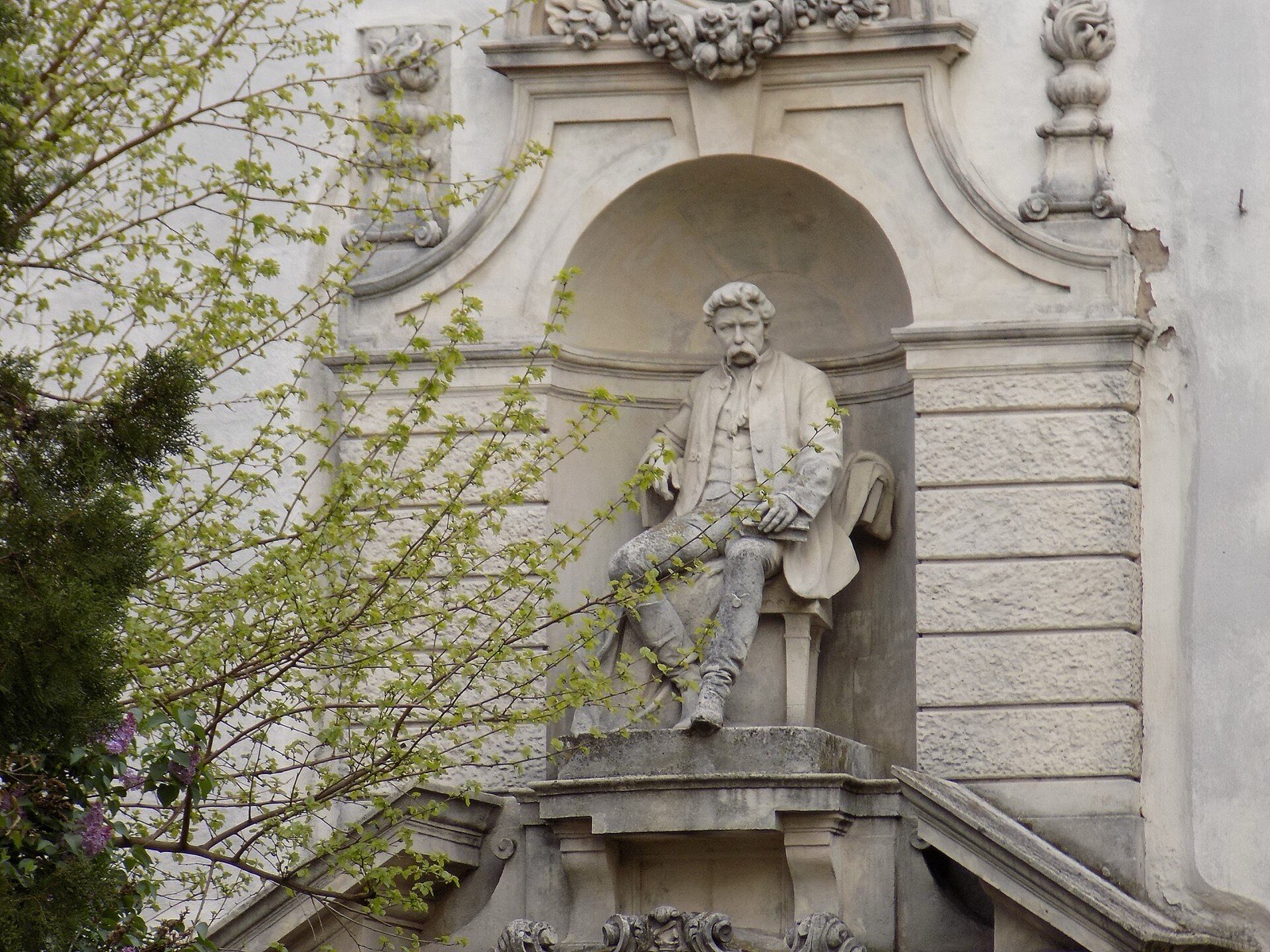 Statuia lui Arany János deasupra intrării